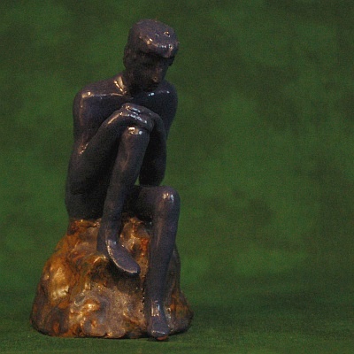 Figuren aus Ton von Fabian Williges - grbelnder Junge