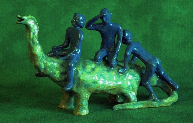 Figuren aus Ton von Fabian Williges - drei Knaben einen Saurier reitend